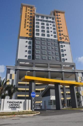 Seaside Haven Homestay Seaview Unit With Pool Opposite Ktcc & Mayang Mall - Pangsapuri Ladang Tanjung Kuala Terengganu Exterior photo